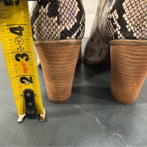 Vince Camuto sz 8 Famhida snakeprint ankle booties - Picture 14 of 14